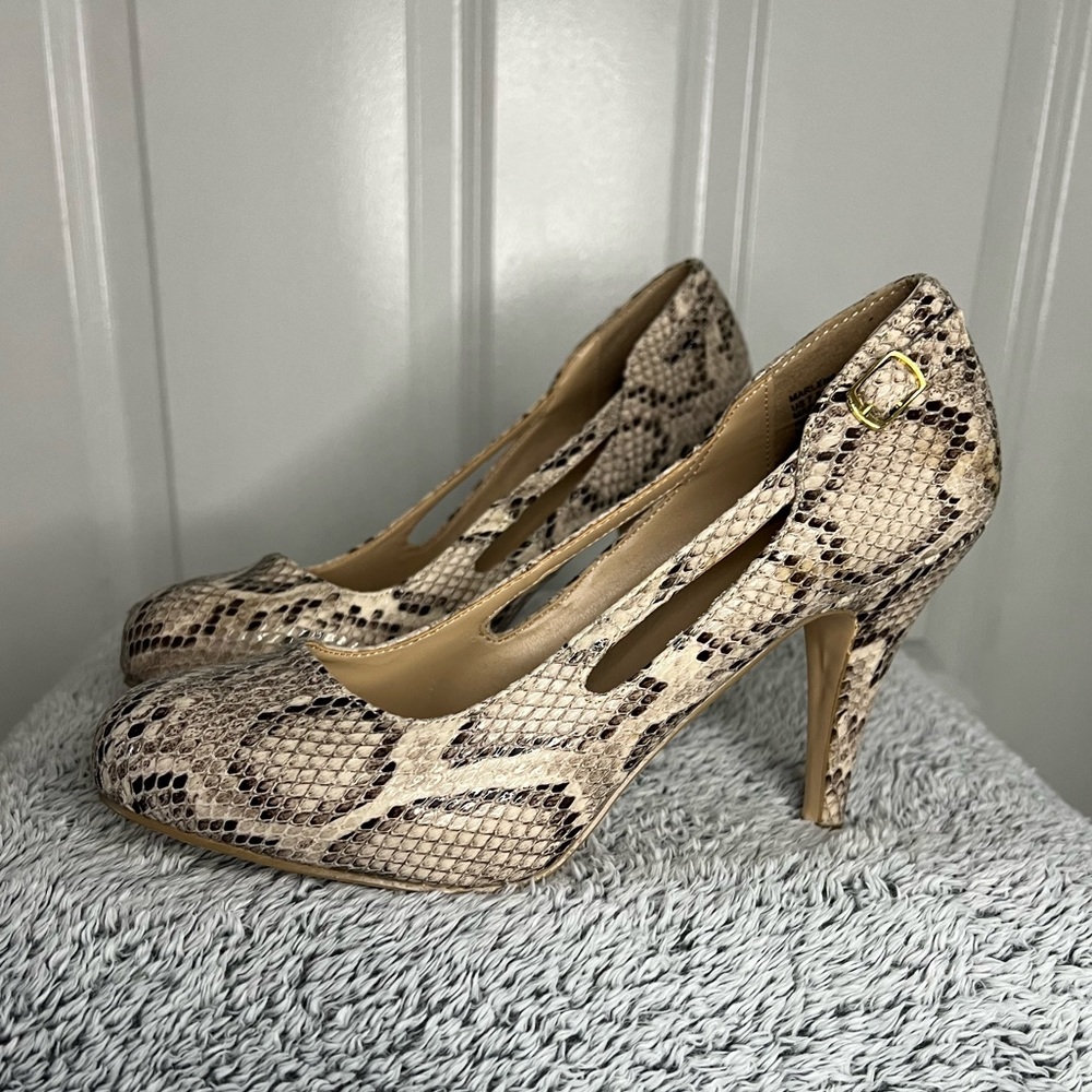 Snakeskin womens pumps size 7.5
